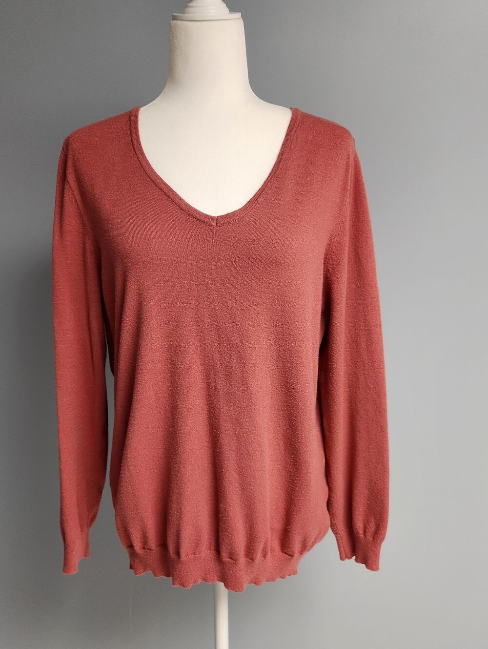 Women’s V-Neck Lightweight Sweater - Rust